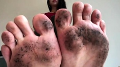 Aimee Chu - Aimee Chus Dirty Soles Rubbing On Her Foot